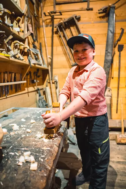 David übte in der Holzwerkstatt mit traditionellem Werkzeug.  | Foto: Pernsteiner