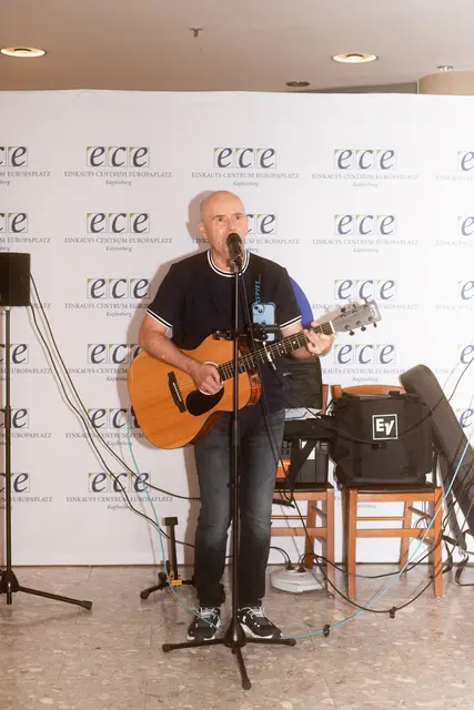 Heli Pekler sorgte auf seiner Gitarre für die musikalische Umrahmung der Vernissage. | Foto: ECE/Blaha