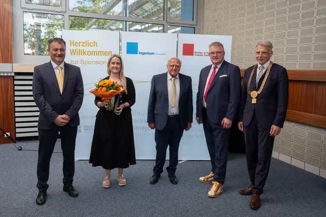 Von links nach rechts:

Dipl.-Ing. Martin Lang (Direktor HTL Wiener Neustadt); Dipl.-Wirt.-Ing. (FH) Lea Kaufmann (Absolventin); Hofrat Dipl.-Ing. Günther Friedrich (Studienzentrum Weiz &amp; Ingenium Education);  Dekan Prof. Dr. rer.oec. Johannes N. Stelling (Hochschule Mittweida);  Magnifizenz Prof. Dr. rer. oec. Dr. h.c. Volker Tolkmitt (Rektor Hochschule Mittweida)

  | Foto: Hermann Burgstaller