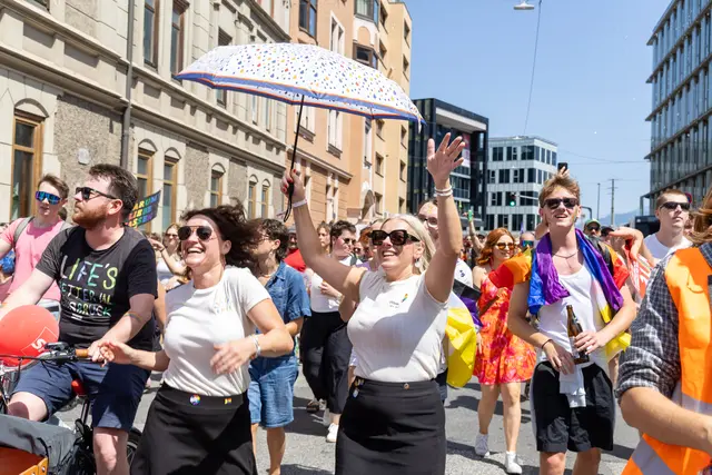 Teilnehmer ziehen mit Regenbogenfahnen durch die Innenstadt. | Foto: Manuel Matt