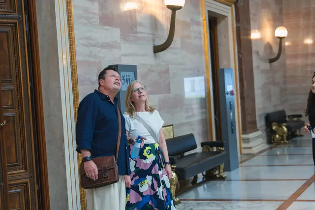 Neben einer Führung im Parlament diskutierten die beiden über Gott und die Welt.  | Foto: Die Grünen