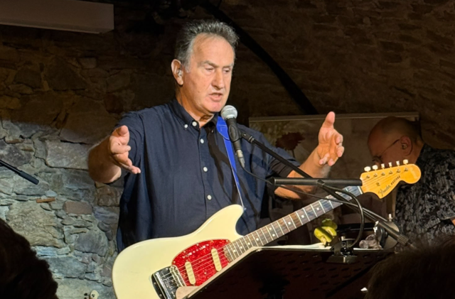 Der 72-jährige Eduard Reininger überzeugte mit Gitarre und markanter Stimme. | Foto: Privat