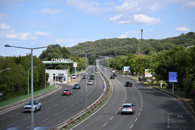 Die neuen Wegweiser und Bodenmarkierungen an der Ausfahrt sollen laut Stadt für mehr Verkehrssicherheit sorgen. | Foto: Matthias Pandrea/MeinBezirk