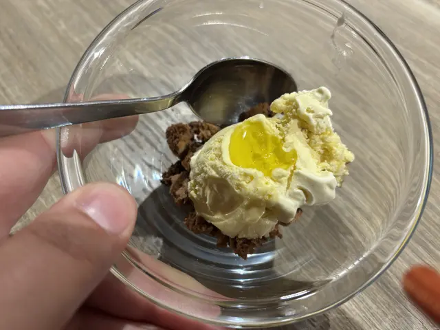 Redaktionsliebling: Olivenöl und Meeressalz mit Vanilleeis auf Cookie-Brösel. Zugegeben, die Kombination klingt ungewohnt. Aber wer sich traut, Olivenöl über das Eis zu geben und mit Salz zu bestreuen, erlebt eine wahre Geschmacksexplosion. Eine Umami-Freude für die Sinne, unbedingt ausprobieren!