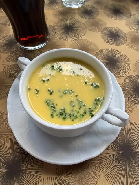 Die Maiscremesuppe überzeugte geschmacklich, lediglich die angekündigte Popcorn-Garnitur fehlte.