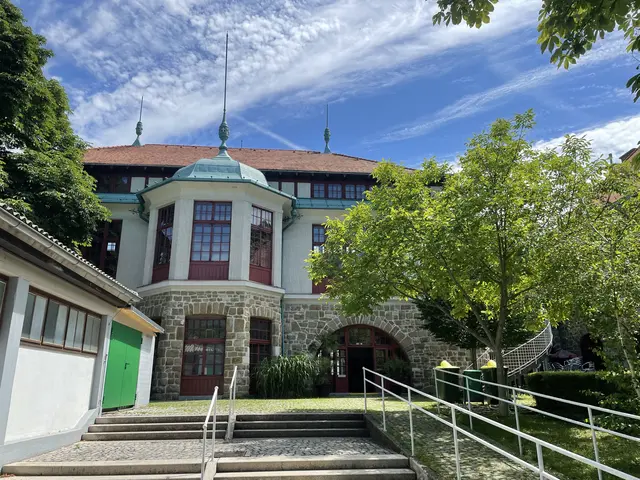 Im Krapfenwaldlbad wurde das Sgraffito der Künstlerin Hermine Aichenegg mit dem Titel "Tafelmusik" restauriert. | Foto: z.V.g.