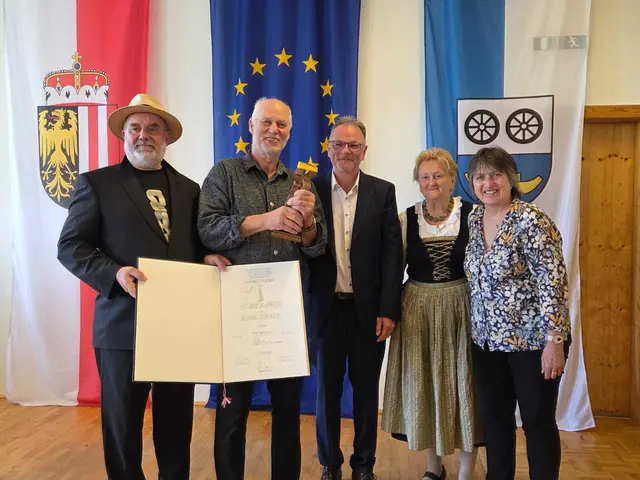 Der Obmann des Vereins Kunst Julbach, Gerald Bogner, Anna-Preisträger Bernd Stöcker, Bürgermeister Hannes Plattner, Hilda Steininger (in Vertretung der Goldhauben-Obfrau) und Beate Vigliano-Reiter, Tochter des Preisstifters Erwin Reiter, v. l.  | Foto: Karin Bayr