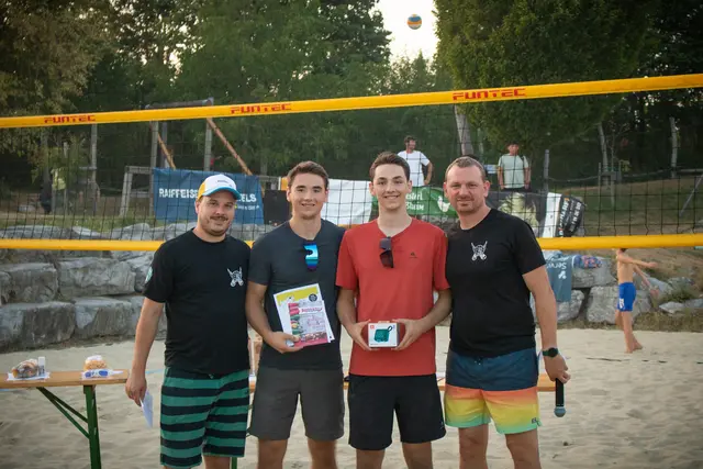 Markus Hobl, Obmann des Schleißheimer Beachvolleyball Vereins (links), und Bürgermeister Johann Knoll (rechts) gratulieren den Gewinnern des B-Bewerbs, Manuel und Tobias Bonelli. | Foto: Johanna Pamminger