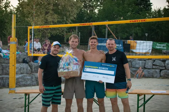 Markus Hobl, Obmann des Schleißheimer Beachvolleyball Vereins (links), und Bürgermeister Johann Knoll (rechts) gratulieren den Gewinnern Niklas Stockreiter und Martin Michalka bei den Herren. | Foto: Johanna Pamminger