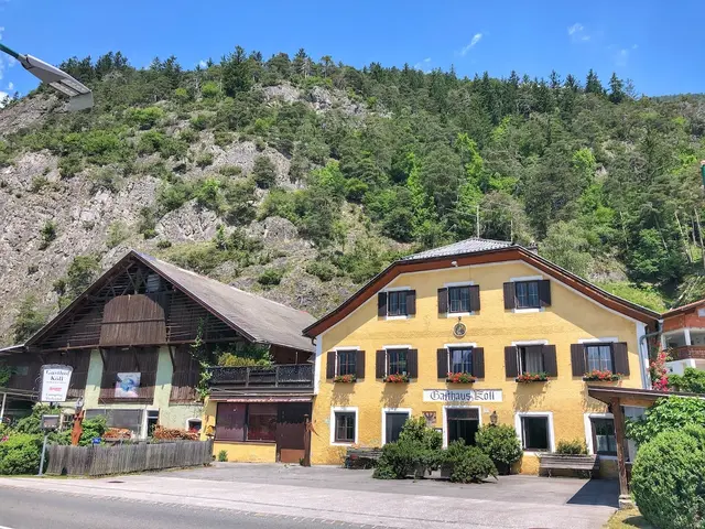 Das wuchtige Gasthaus Köll in Leiblfing mit seinen riesigen Stallungen. ©W. Kräutler