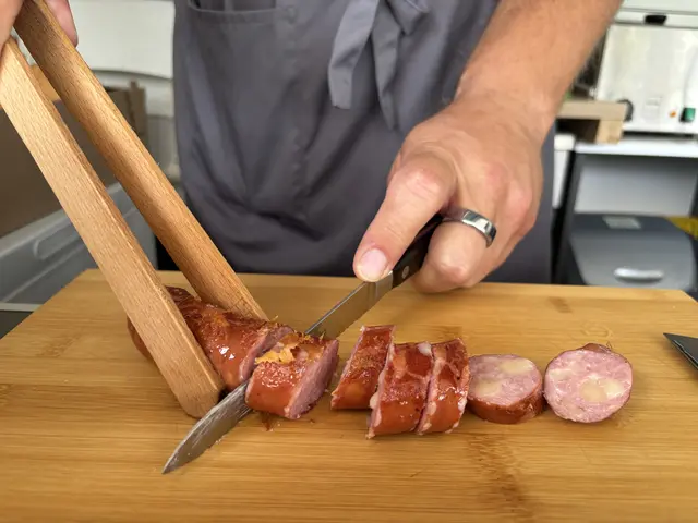 Ob klassischer Käsekrainer oder andere Wurstspezialitäten: Bei Johann`s Imbiss wird frisch aufgeschnitten und angerichtet. | Foto: Alexander Schmaranzer/MeinBezirk