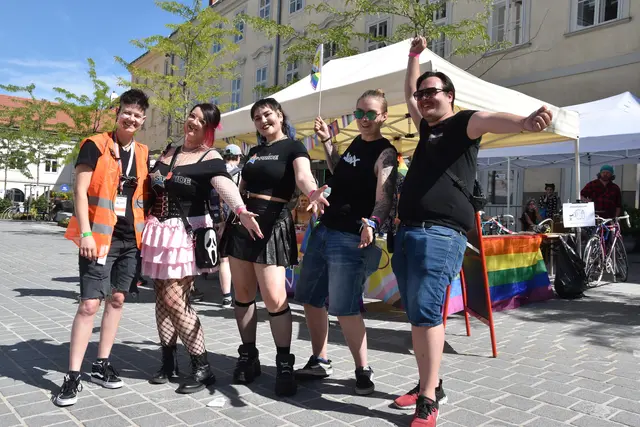 Bei der Pride Parade hat St. Pölten gezeigt, dass es bunt und solidarisch ist. Im Bild: Alexandra Niederleithner, Caroline Fegerl, Tris Endl, Lex Presler (Projektleitung), Oskar Beneder (Obmensch) | Foto: Michaela Müller