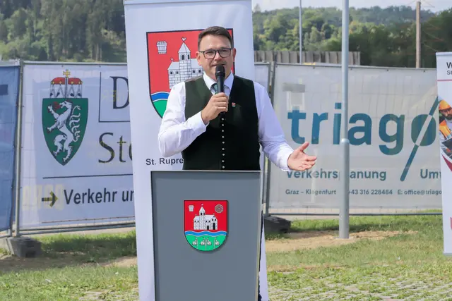 Bürgermeister Franz Nöhrer begrüßte die geladenen Ehrengäste