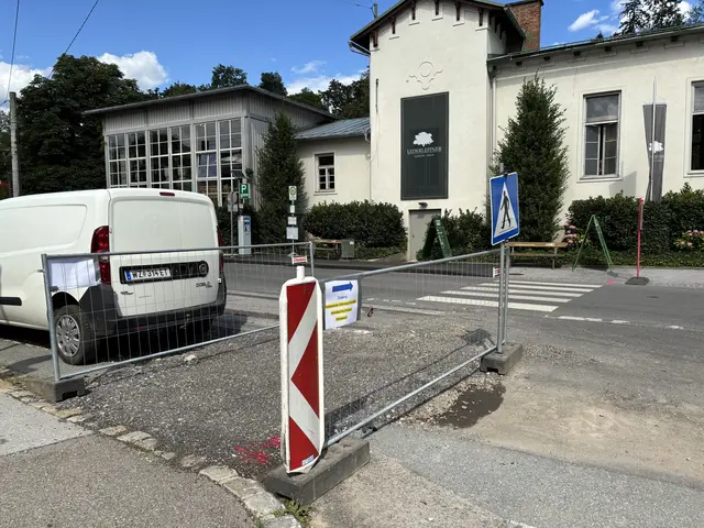 Die ursprüngliche Fußgängerstrecke führte über diesen Schotterbereich, nun wurde auch auf der Westseite ein durchgehender Fußweg eingerichtet.  | Foto: MeinBezirk/Markus Kropac