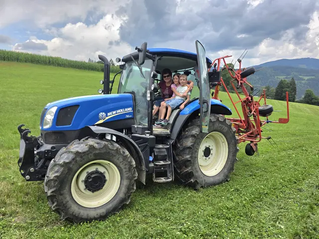 : Zur Erntezeit ist die Bäuerin auch am Feld mit dem Traktor anzutreffen. | Foto: Zeislerhof