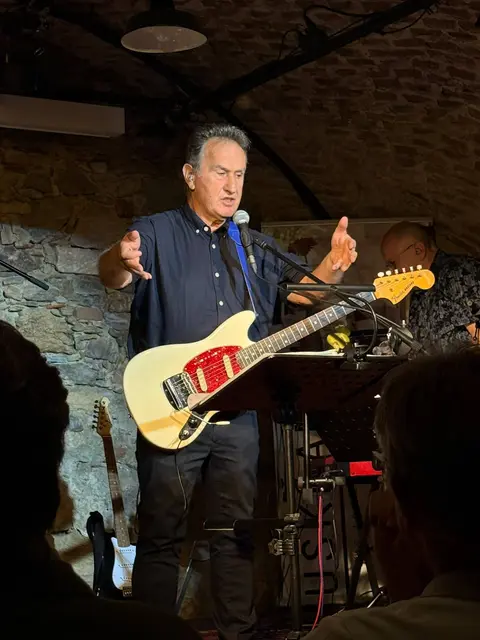 Der 72-jährige Eduard Reininger überzeugte mit Gitarre und markanter Stimme. | Foto: Privat