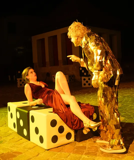 Die Neuinterpretation des Klassikers von Hugo von Hofmannsthal lockte auch heuer zahlreiche Theaterfreunde – darunter viele Gäste aus Bayern – nach Kufstein.  | Foto: Sylvia Größwang 