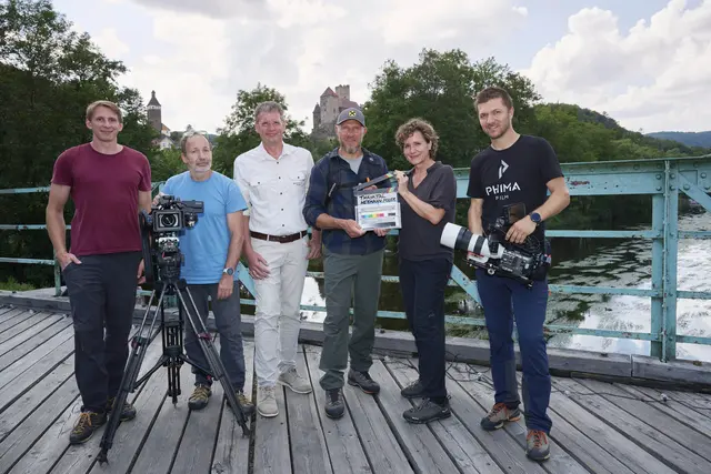 Ski-Legende Hermann Maier und Nationalpark-Thayatal-Direktor Christian Übl (Mitte), Regisseurin Andrea Albrecht (2. v. r.) und ein Teil des Filmteams. | Foto: T.Nunner_NP Thayatal