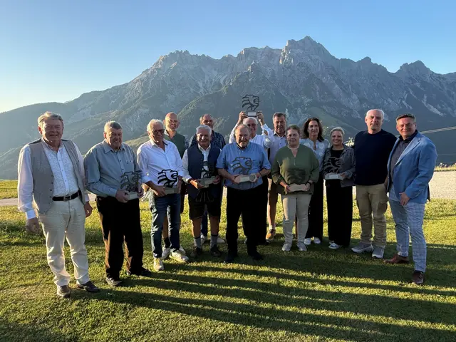Leoganger Bergbahnen Geschäftsführer Kornel Grundner (re) und Anton Hörl (li) mit den Bikepark-Initiatoren von 2001. | Foto: Leoganger Bergbahnen