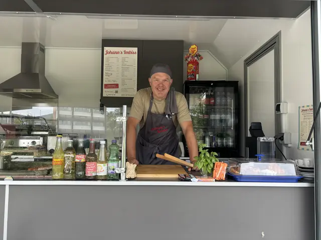 Johann Preinsberger in seinem Imbissstand im Ökopark. | Foto: Alexander Schmaranzer/MeinBezirk