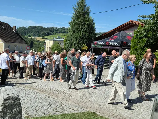 Der Festzug ins Gasthaus Annabründl. | Foto: Karin Bayr