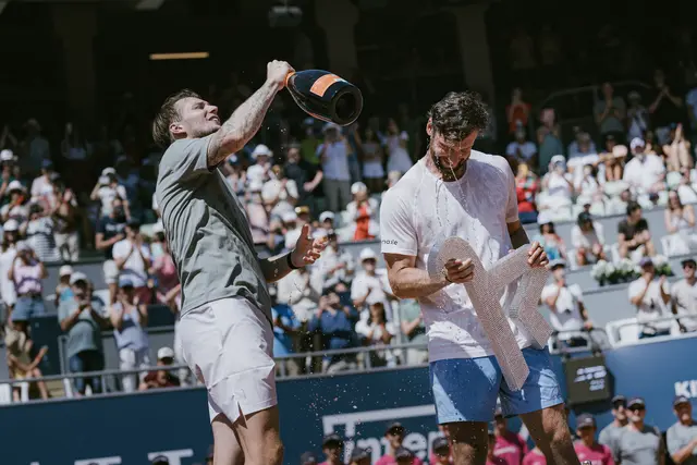 Sektdusche nach dem Finale: Bublik &amp; Halys. | Foto: A. Scheuber