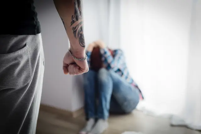 Der 39-Jährige soll der Frau ins Gesicht geschlagen haben und sie mit dem Umbringen bedroht haben.  (Symbolfoto) | Foto: stock.adobe.com/at/Daniel Jędzura