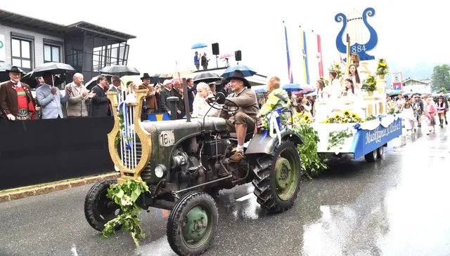 Festwagen der BMK St. Ulrich beim Umzug. | Foto: Klaus Kogler