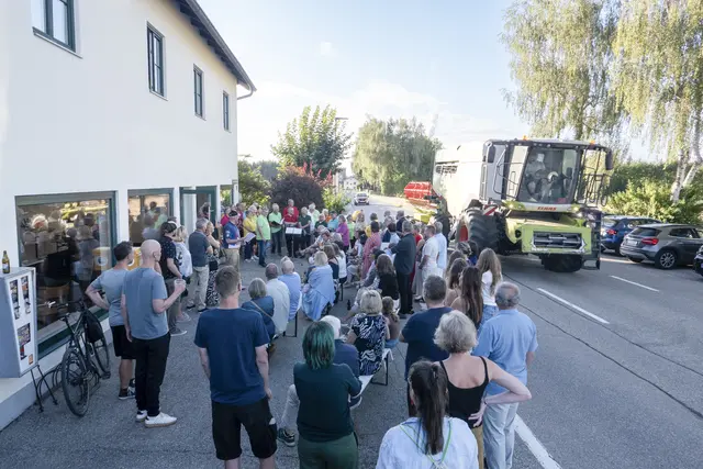 Rund 100 Gäste versammelten sich zur Eröffnungsfeier der Galerie Alt-Lenzing. | Foto: Galerie Alt-Lenzing