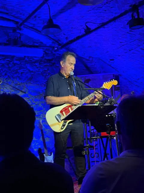 Der 72-jährige Eduard Reininger überzeugte mit Gitarre und markanter Stimme. | Foto: Privat