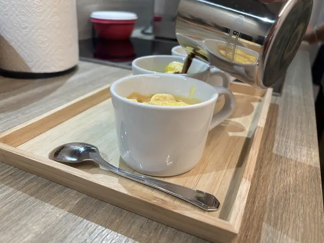 Bella Italia: Ein süßer Koffein-Kick! Diese Zubereitung erinnert an den letzten Italienurlaub. Vanille-Eis in eine Tasse geben und dann heißen Espresso darüber laufen lassen. Ob erst das Eis löffeln, alles verrühren oder den Espresso trinken – beim Verzehren gilt, wie es gefällt. 