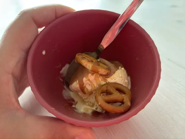 Seit Jahren hält sich der Trend von "sweet &amp; salty" – zu Recht. Für diese Kombi einfach Vanilleeis mit Karamellsoße und/oder gesalzenen Brezeln toppen. Auch Schokoladensoße kann hier zum Einsatz kommen. Tipp: Vanilleeis mit gesalzenen Erdnüssen garnieren.