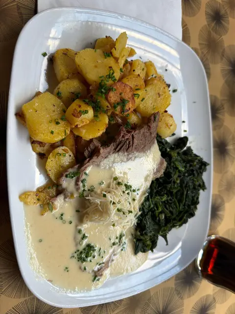 Der Wiener Tafelspitz mit Krensauce, Blattspinat und Röstkartoffeln zählt zu den kulinarischen Highlights des Tests.