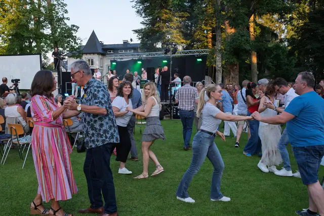 Festivalstimmung pur: Besucher ließen sich schon letztes Jahr von den Profitänzern auf die Tanzfläche holen.
 | Foto: Fini Zirknitzer