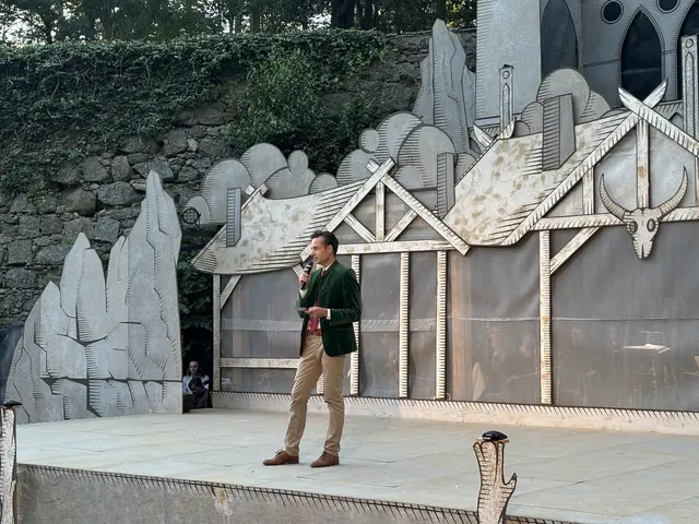 Der Schlossherr von Sprinzenstein und Gastgeber Lelio Spannocchi bei der Festrede bei der Premiere.  | Foto: Karin Bayr