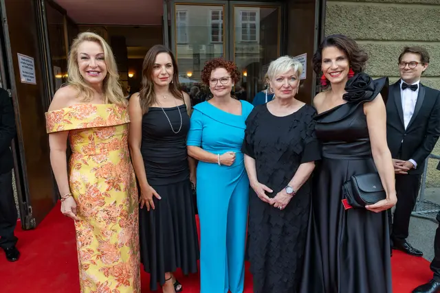 Im Bild v.l. Festspielpräsidentin Kristina Hammer, N.N., Staatssekretärin Elisabeth Zehetner, Intendantin Karin Bergmann und Landeshauptfrau Karoline Edtstadler. | Foto: Land Salzburg / Franz Neumayr