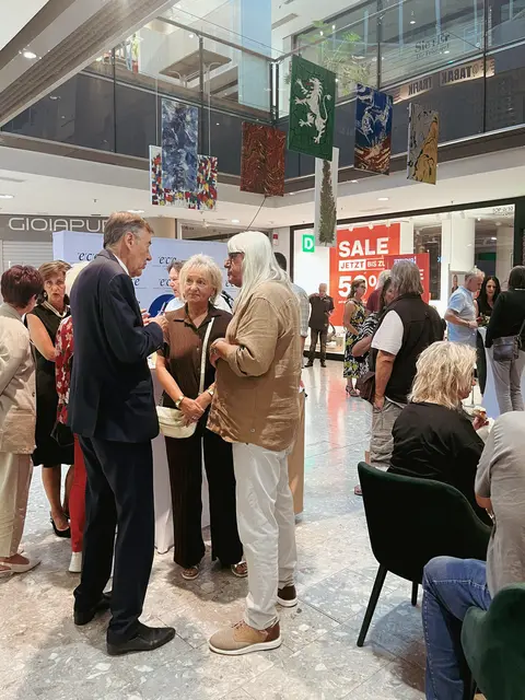 Das Publikuminteresse war bei der Vernissage recht groß. | Foto: ECE/Blaha
