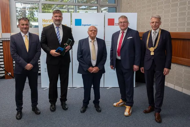 Von links nach rechts:

Dipl.-Ing. Martin Lang (Direktor HTL Wiener Neustadt); Dipl.-Wirt.-Ing. (FH) Markus Josef Steiner, M.Sc. (Absolvent); Hofrat Dipl.-Ing. Günther Friedrich (Studienzentrum Weiz &amp; Ingenium Education);  Dekan Prof. Dr. rer. oec. Johannes N. Stelling (Hochschule Mittweida);  Magnifizenz Prof. Dr. rer. oec. Dr. h.c. Volker Tolkmitt (Rektor Hochschule Mittweida) | Foto: Hermann Burgstaller