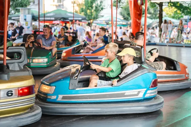 Der Vergnügungspark mit Hüpfburg, Tagada und Autodrom sorgt für Spaß bei Groß und Klein.  | Foto: Sophia Hartsch