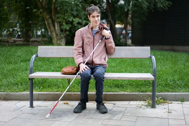 Der sehbehinderte Journalist Dominic Schmid zeigt Wien aus einer anderen Perspektive.  | Foto: Max Spitzauer/MeinBezirk