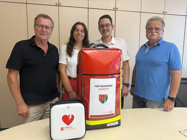 Bürgermeister Helmut Arzt, Julia Weber, Rene Göschl und Vizebürgermeister Josef Höller mit dem First Responder.  | Foto: Gemeinde