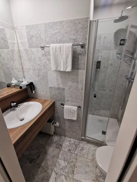 Nobel-Metal-Dusche im Hotel Kongress.