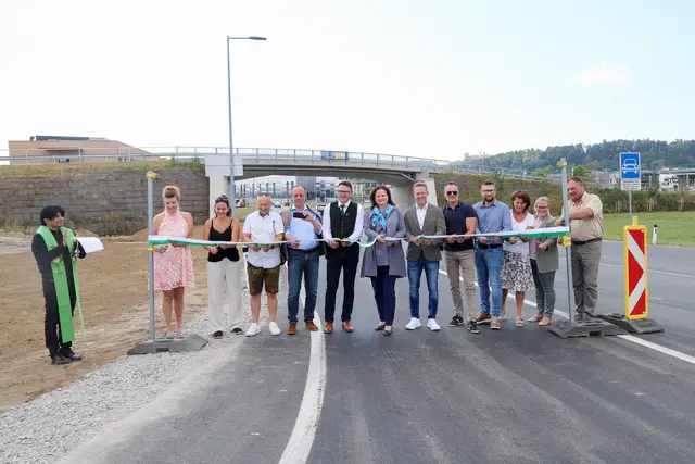 Mit dem Durchschneiden des Bandes wurde die neue Anschlussstelle Wollsdorf offiziell eröffnet.
