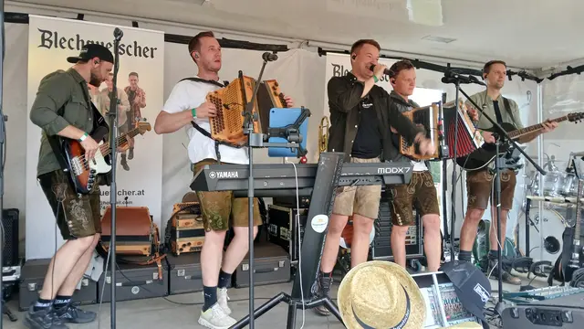 Für die musikalische Unterhaltung waren die Blechquetscher zuständig. | Foto: Josef Hofmüller