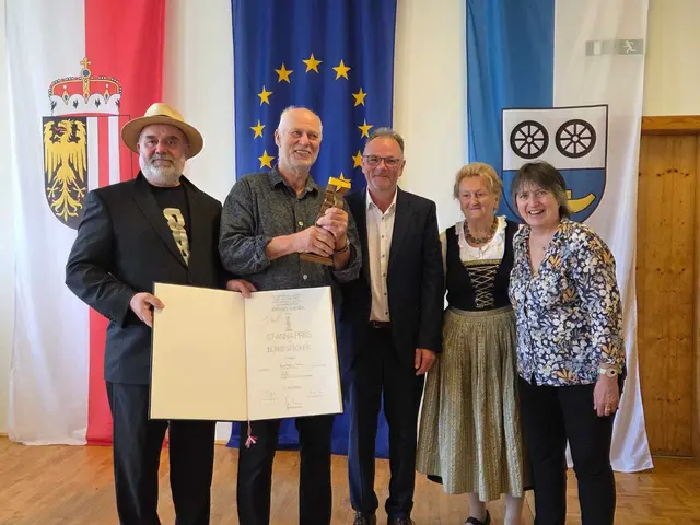 Der Obmann des Vereins Kunst Julbach, Gerald Bogner, Anna-Preisträger Bernd Stöcker, Bürgermeister Hannes Plattner, Hilda Steininger (in Vertretung der Goldhauben-Obfrau) und Beate Vigliano-Reiter, Tochter des Preisstifters Erwin Reiter, v. l.  | Foto: Karin Bayr