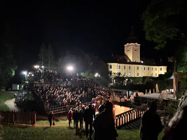 Die nächtliche Kulisse mit der gewaltigen Tribüne.  | Foto: Karin Bayr
