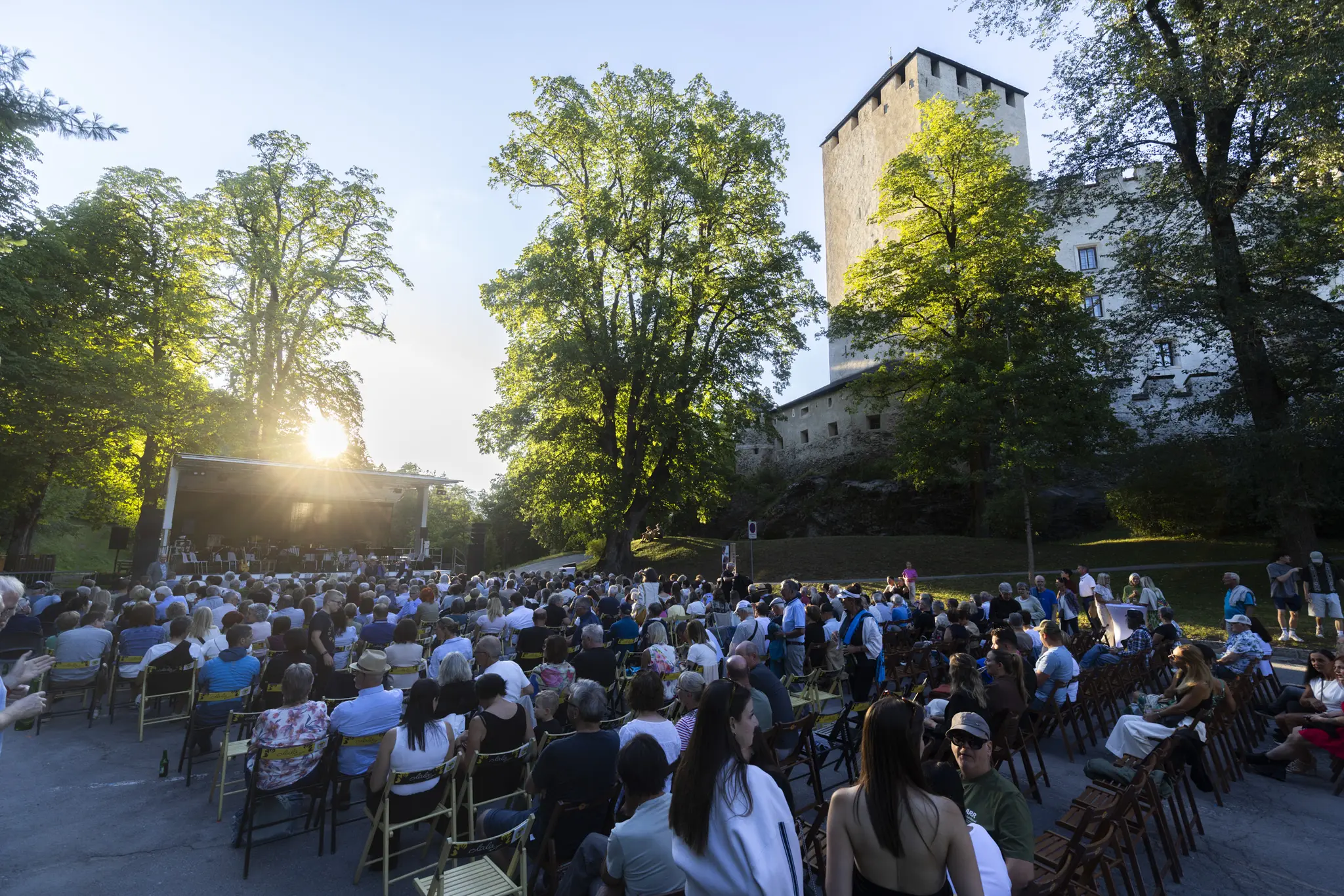 Concert enjoyment on the castle hill: Unique atmosphere at the Lions ...