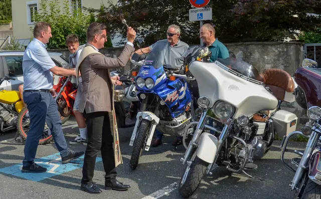 Bei der Fahrzeugsegnung am Bleiweißparkplatz konnten zahlreiche Besucherinnen und Besucher begrüßt werden. | Foto: Gerhard Pulsinger