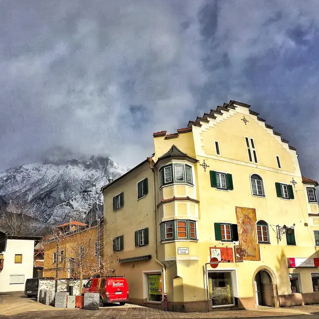 Das einstige Gasthaus Rössl in Telfs war für Fuhrleite eine letzte Möglichkeit der Rast vor dem Aufstieg auf das Mieminger Plateau. ©W. Kräutler