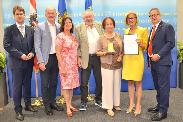 Kommerzialrätin Elfriede Fahrnberger-Lengauer (3.v.r.) mit Bezirkshauptmann-Stellvertreter Manuel Höfer, Bürgermeister Friedrich Fahrnberger, Irmtraud Lengauer, Karl Fahrnberger, Landeshauptfrau Johanna Mikl-Leitner und SWV NÖ-Präsident Thomas Schaden | Foto: Sozialdemokratischer Wirtschaftsverband Niederösterreich